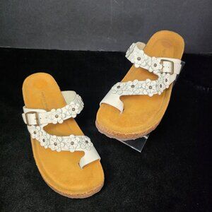 NWOB Sophia Milano Bia Leather Floral White Sandals 7